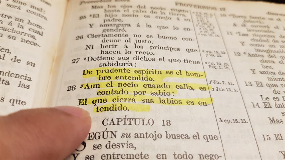 Proverbios 17 versiculo 27